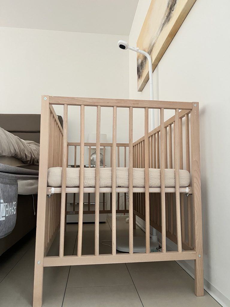 Installation des Nanit Pro Bodenständers am Babybett