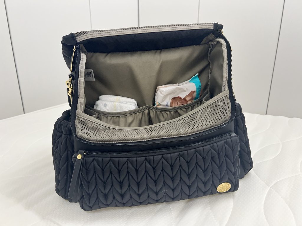 Innenfächer des HAPP Levy Backpack mit Windeln und Feuchttüchern