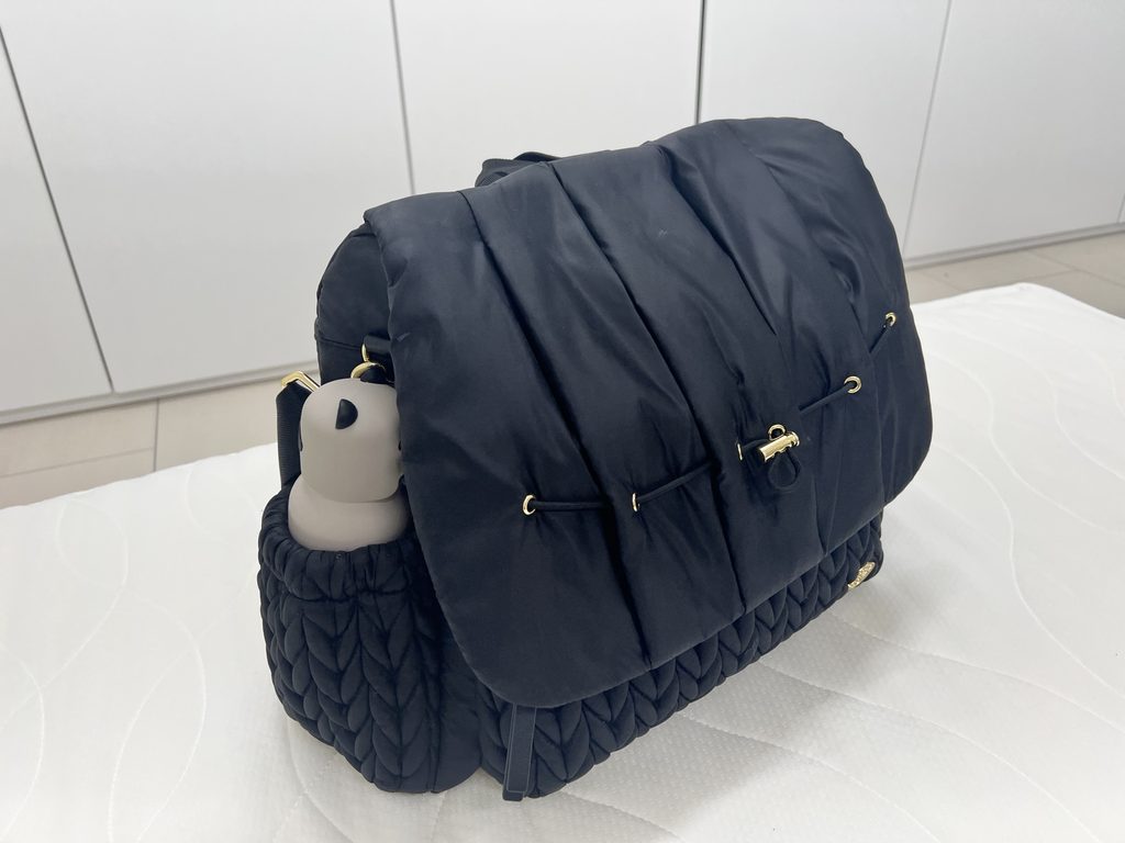Seitliches Flaschenfach des HAPP Levy Backpack mit Kinderflasche